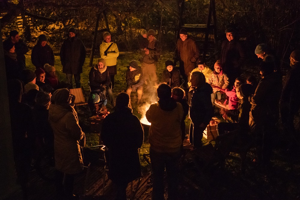 Fots vom Adventfeuer im Garten der Familie Breuer.